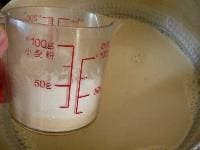 豆乳と片栗粉を泡だて器で混ぜて溶かす。