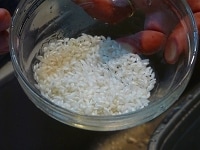お米を洗う。 <br />