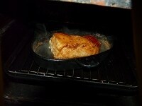 20分ほど経ったら肉をひっくり返し、さらに20分ほど、中まで火が通るまでオーブンにかける。 <br />