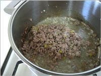 中火で熱した鍋にゴマ油を入れ、ひき肉を炒めます。長ねぎ、ショウガを加え、さらに炒めます。<br />
<br />