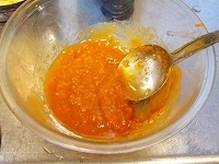 ボウルに味噌とみりんを入れ、よく混ぜ合わせる。