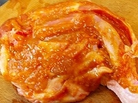 ゴムベラで味噌の半量を肉に塗りつける。