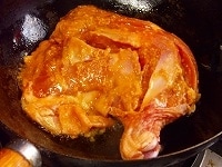 フライパンを中火にかけ、温まったら鶏肉を皮目から入れる。火を弱火にし、皮に焼き色がつくまで数分焼く。すぐに焦げるので注意する。