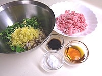 キャベツは茹でてみじん切りに水気を絞ります。ニラ、生しいたけ、しょうがもみじん切りにします。ボウルに野菜類、ミンチ肉、調味料を入れます。