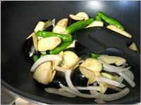 フライパンにサラダ油を入れ、中火にかけます。野菜に火が通るまで炒めます。炒めたら、いったんフライパンから取り出します。<br />