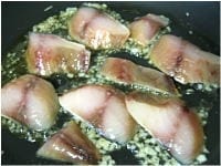 フライパンに、オリーブオイル、ニンニクをいれ、弱火にかけます。香りがたってきたら、中火にし、鯖を皮目から入れます。<br />
皮目に焼き色がつくまで、約2分焼きます。