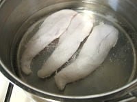 鍋にお湯が沸いたら、ささみを入れ、3～4分茹でます。<br />