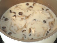 鍋に水を加えて煮立ったら中火にし、豆乳を加えて沸騰させないように加熱する。<br />
鶏ガラスープを加えて溶かし、塩こしょうで味を整えたら、火を止め、しょうがを加える。<br />