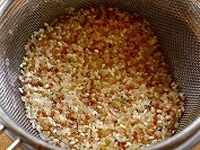 まず、ご飯を炊く。米をよく洗い、ザルに上げて30分ほど置く。 <br />