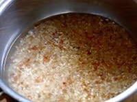 沸騰したら昆布を取り除いてお米を入れ、フタをする。再び沸騰したら弱火にし、そのまま10分ほど炊く。水分が飛び、なべ底でパチっという音がしたら火を止め、そのまま10分ほど蒸らす。<br />
