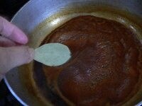 手羽元は洗って水気をよく切る。氷砂糖を砕く。鍋に醤油、酒、氷砂糖を入れ、とろ火にかけて煮溶かす。