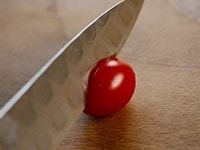 ミニトマトに包丁で軽く切り目を入れる。<br />