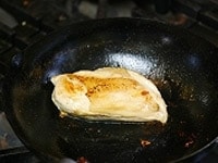 フライパンの鶏肉は15分ほどで水分が飛ぶので、ひっくり返し、そのままの火加減で裏面を焼く。5分ほど焼いたら火を止め、そのまま粗熱を取る。 <br />