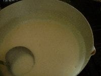 固形スープを砕きながら入れ、酒、牛乳200ccを入れ、ふつふつ沸いてきたら、コショウで味を調えて火を止める。