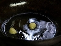 フライパンにオリーブオイル大さじ１程度を入れて弱めの中火にかけ、香りが出たら、ズッキーニとたまねぎ、入れて炒める。