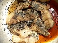 タレの材料の、ゴマと胡椒以外を鍋に取り、2分ほど煮詰める。 揚げた鯖をタレにくぐらせて、ゴマと胡椒をふりかける。 　