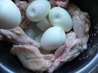 内釜の底に、大根を立てて並べ、次に手羽元を釜肌にくっつけるようにして入れ、真ん中に卵を入れる。