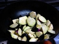 フライパンにオリーブオイルを入れて弱めの中火にかけ、乱切りにしたなすを炒める。<br />