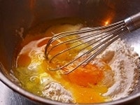 卵を加えてよく混ぜる。