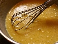 フライパンにバターを入れて火にかけ、溶けたらボールに加え、よく混ぜる。<br />
&nbsp;