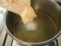 揚げ油を170度に熱します。<br />
ビニール袋の隅を切り、一口大に絞ったタネを、揚げ油に落とします。