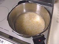 圧力鍋に洗った米と水、天然塩を入れ、本体とふたの印を合わせ、スライドしてきっちりと閉めます。