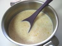 コーン缶（ホール・粒）の水気を切ります。<br />
鍋に、材料全てを入れ、混ぜます。<br />