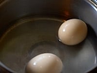 卵を水から中火で茹でて、ゆで卵を作る。<br />