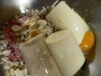 今日は、絹ごし豆腐を30分ほどザルにのせて水切りして使いましたが、木綿豆腐でもかまいません。