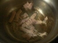 鍋にごま油を熱し、ショウガ、豚肉、赤唐辛子を炒める。