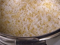 ふっくらと炊き上がった白米入り玄米ご飯。しゃもじでざっくりと天地返しをして、余分な水分を飛ばします。