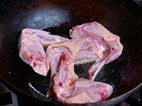 フライパンにオリーブ油を少々敷いて、中火にかけ、塩、こしょうした鶏手羽先を皮目から入れて、焼色をつける。 <br />