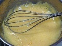 ボールにシャンパンと卵黄、塩を入れて湯煎にかけ、ザバイオーネを作る要領で泡だて器でとろりとするまでかき混ぜる。<br />
<br />
ふんわりとしたら味を見て、こしょう、塩(足りなければ)で調味する。 <br />