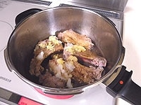 スペアリブを圧力鍋で作るレシピ 簡単に煮込める作り方 ホームメイドクッキング All About