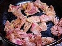 フライパンに油を少々敷き、鶏皮と塩少々を入れて中火で炒める。