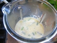 じゃがいもとアスパラが柔らかくなったら、滑らかになるまでミキサーにかける。また、飾り用のアスパラガスを別の鍋で柔らかくなるまで茹でておく。 <br />