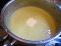 鍋に戻してふたたび弱火にかけ、味をみながら塩、こしょうで調味する。最後にバターを入れて溶かし、完成。<br />
<br />
別に茹でておいた飾り用のアスパラガスを器に入れ、上からポタージュを注ぐ。 <br />