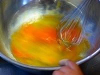 ボールに卵を割り入れ、てんさい糖を加えてよく混ぜ合わせる。 <br />