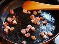 塩豚は5mm角程度に切り、弱火にかけたフライパンでカリッとするまで炒める。 <br />
