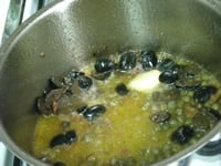アンチョビが崩れるようにオリーブオイルに馴染んだら、タネを取り除き適当な大きさに切ったオリーブとケイパーを入れて、軽く和えるように混ぜる。