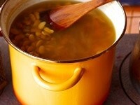 鍋に戻した大豆とたっぷりの水を入れ、4～5時間程度、大豆が指で簡単に潰せるようになるまで弱火で煮込む。 <br />