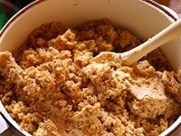潰した大豆と塩切りした麹を混ぜ合わせる。これが味噌の原型。 <br />