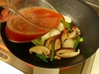 トマトジュース、水、スープの素を合わせたスープを加えます。<br />