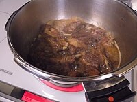 7の鍋に取り出した肉を加え、煮汁が肉に照りよくからまるように返しながら煮詰めます。