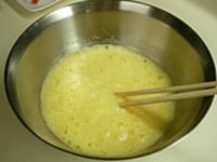 卵をよく溶きほぐしてから醤油を少々と、ごはんをよく混ぜ合わせます。