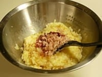 卵を溶きほぐしてから、ご飯、練り梅、鰹節を加え良く混ぜ合わせます。
