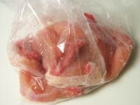 【下準備】ビニール袋、もしくはボールに鶏肉を入れ、塩小さじ1／2をふりいれます。塩がまわるよう揉んで、30分ほど馴染ませます。