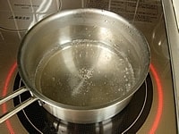ジュレを作ります。小さなボウルに大さじ2の水に粉ゼラチンを振りかけてふやかしておきます。鍋に水80ccとグラニュー糖を入れ火にかけ、グラニュー糖を溶かします。<br />