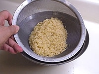 玄米を洗いざるに上げ、水気を切る