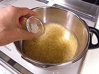 圧力鍋に玄米と玄米の1.5倍の水、そして天然塩を入れます。